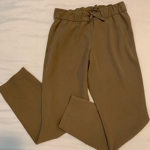 khaki woven “on the fly” lulu pants size 4